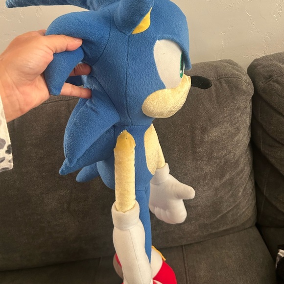 Sonic the Hedgehog jumbo plush toy. - Picture 2 of 10